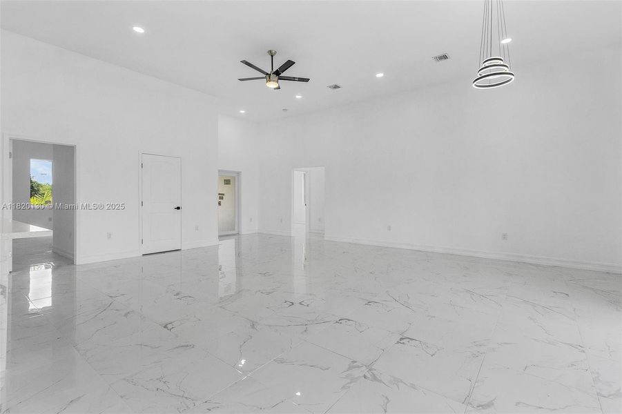 Spacious, unfurnished interior of a new home in , Lehigh Acres (Image 11).