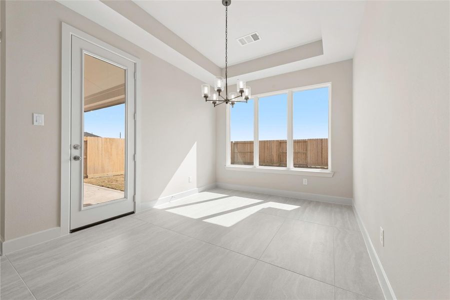 Spacious, unfurnished interior of a new home in Cross Creek West, Fulshear (Image 12).