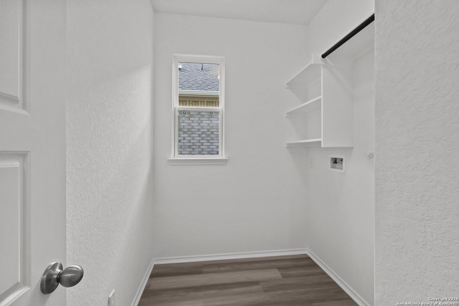 Spacious, unfurnished interior of a new home in Sunflower Ridge, New Braunfels (Image 25).