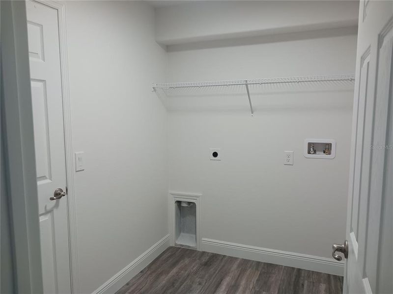 Spacious, unfurnished interior of a new home in , De Leon Springs (Image 7).