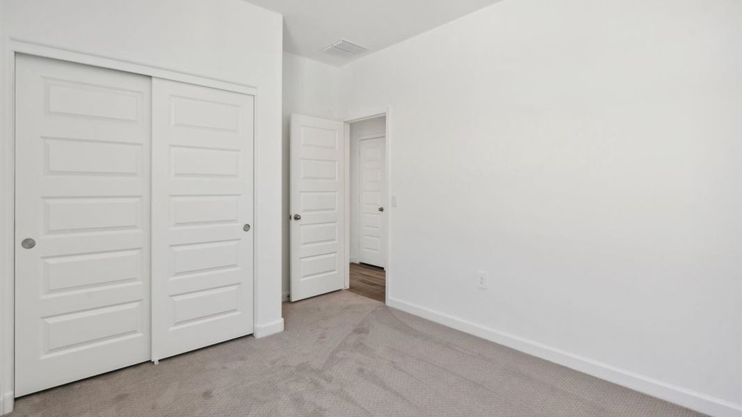 Spacious, unfurnished interior of a new home in Entrada Del Oro, Gold Canyon (Image 23).