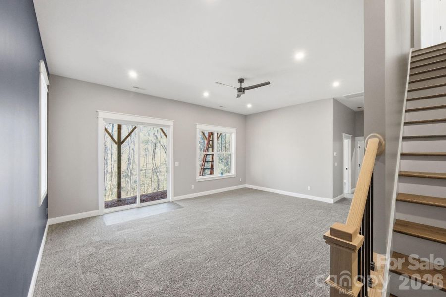 Recreation Room with 10' Ceilings Recreation Room with 10' Ceilings