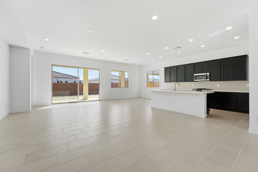 Spacious, unfurnished interior of a new home in Combs Ranch, San Tan Valley (Image 18).