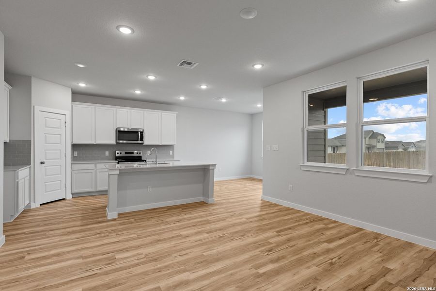 Spacious, unfurnished interior of a new home in Cinco Lakes, San Antonio (Image 12). Spacious, unfurnished interior of a new home in Cinco Lakes, San Antonio (Image 12).