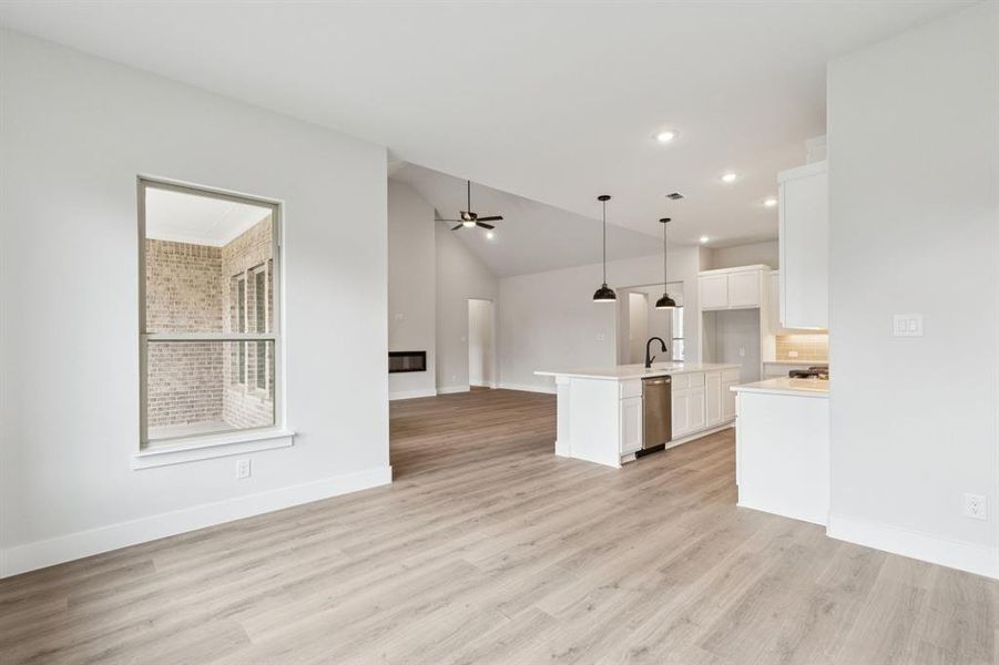 Spacious, unfurnished interior of a new home in Dove Hollow, Waxahachie (Image 30).