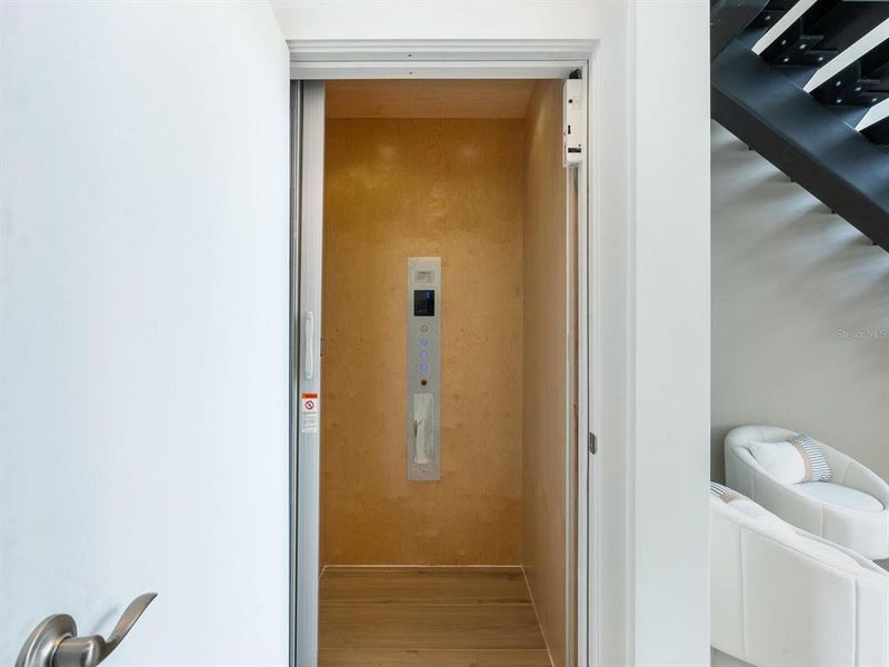 Spacious, unfurnished interior of a new home in , Sarasota (Image 19).