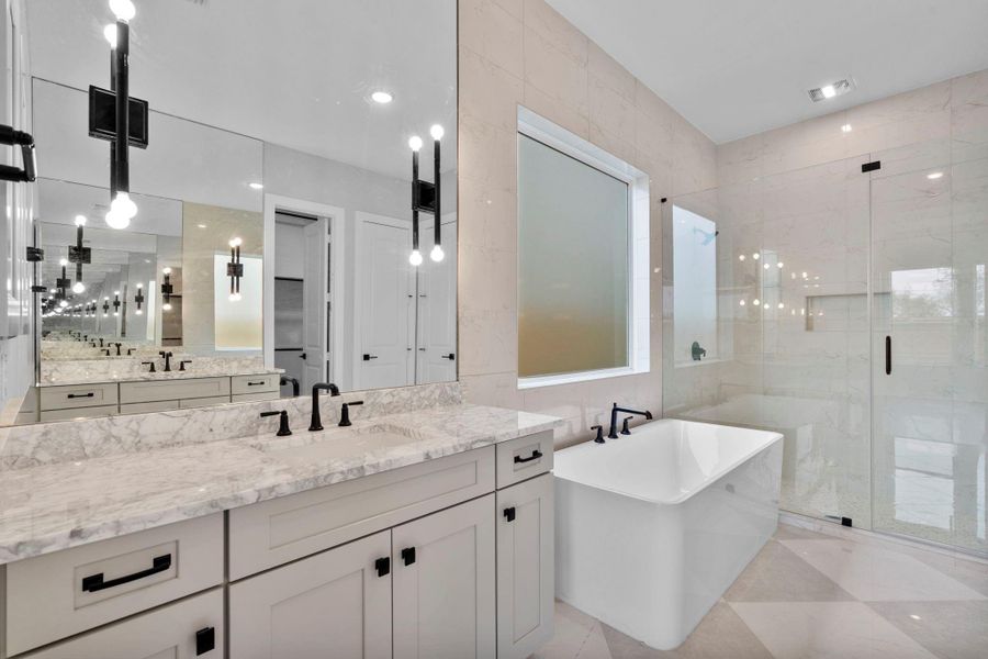 Large and luxurious main bathroom with a separate shower and tub.