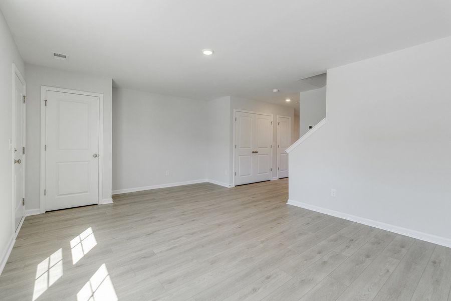 Spacious, unfurnished interior of a new home in Astoria, Columbia (Image 15).