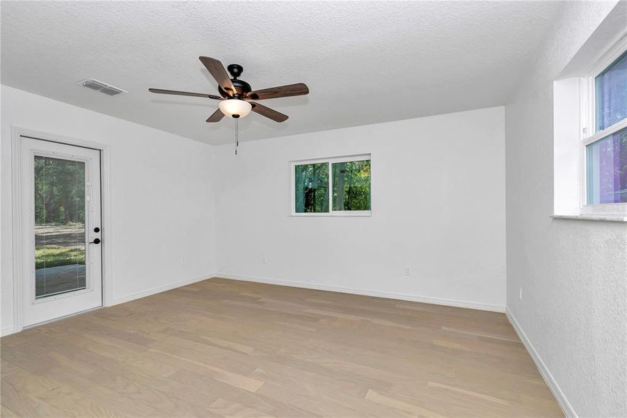 Spacious, unfurnished interior of a new home in , Dunnellon (Image 27).