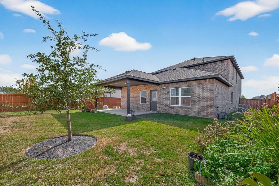 Exterior details and patio area of a home in Massey Oaks, Pearland (Image 26).