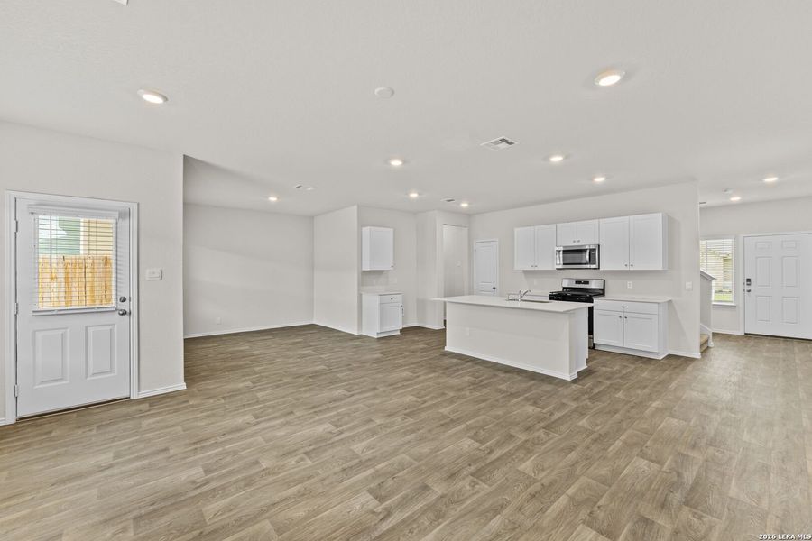 Spacious, unfurnished interior of a new home in Applewood, San Antonio (Image 19).