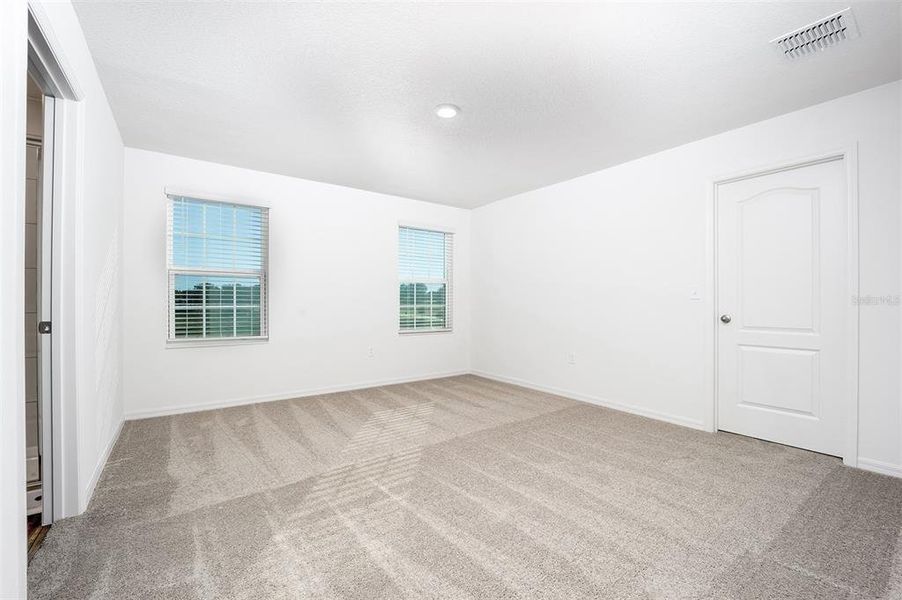 Spacious, unfurnished interior of a new home in Tula Parc, Astatula (Image 12).