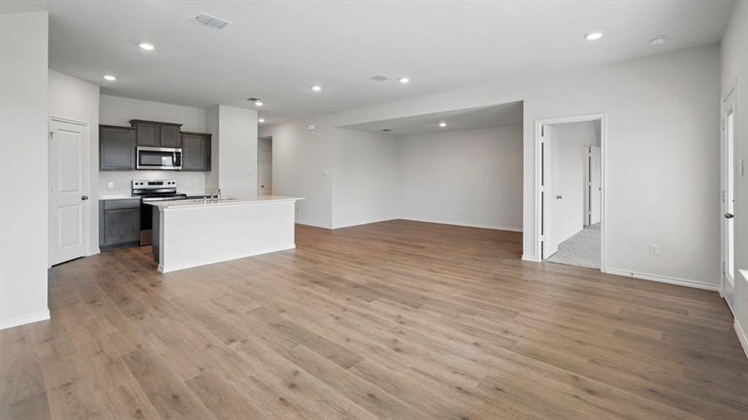 Spacious, unfurnished interior of a new home in Bluff Springs, Ferris (Image 16).