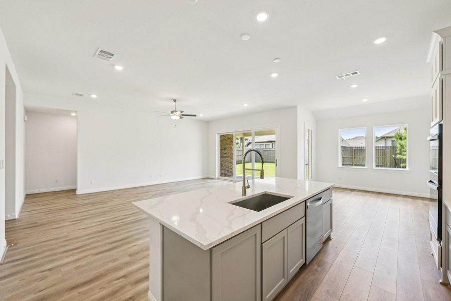 Furnished interior view inside a new home in Evergreen 55', Conroe (Image 10).