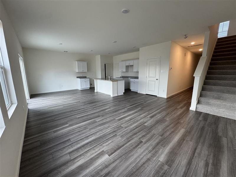 Spacious, unfurnished interior of a new home in Chapel Run, Montgomery (Image 9).
