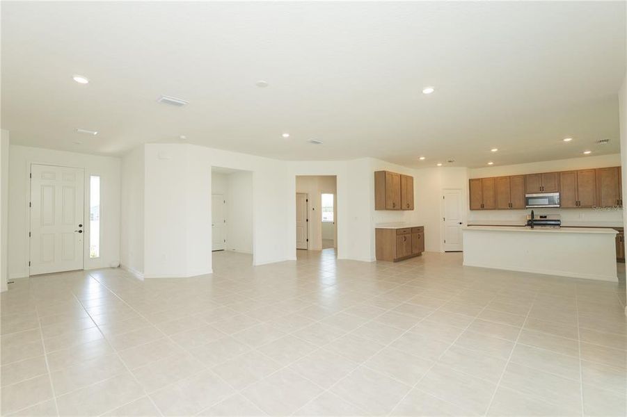Spacious, unfurnished interior of a new home in , Bartow (Image 21).