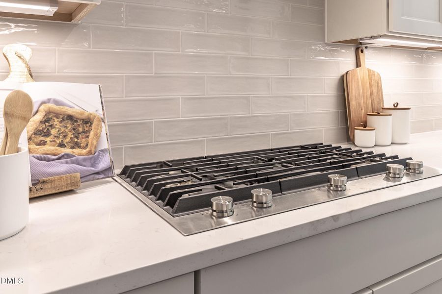 300_MEADOW_WALK_DR_INTERIOR_19