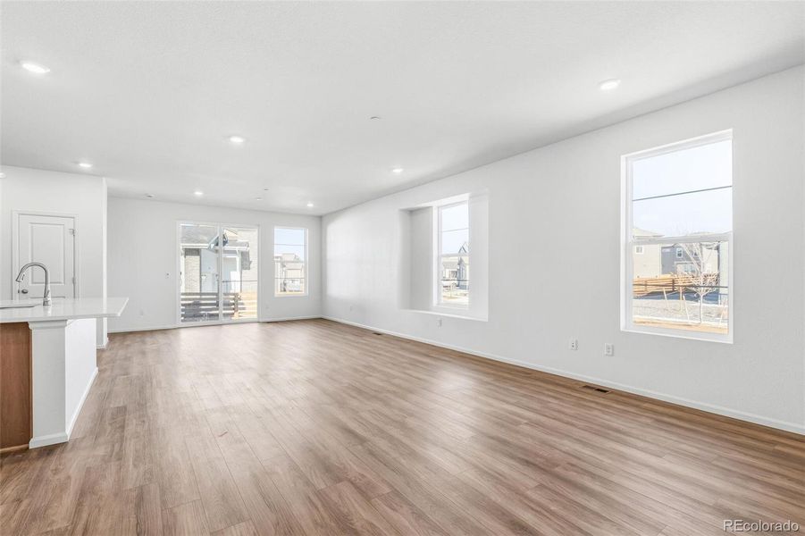 Spacious, unfurnished interior of a new home in Legato, Commerce City (Image 25).