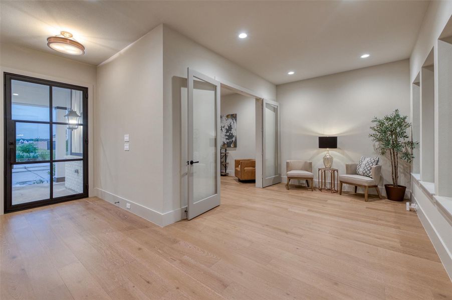 Perfect foyer for entertaining or flex space Perfect foyer for entertaining or flex space
