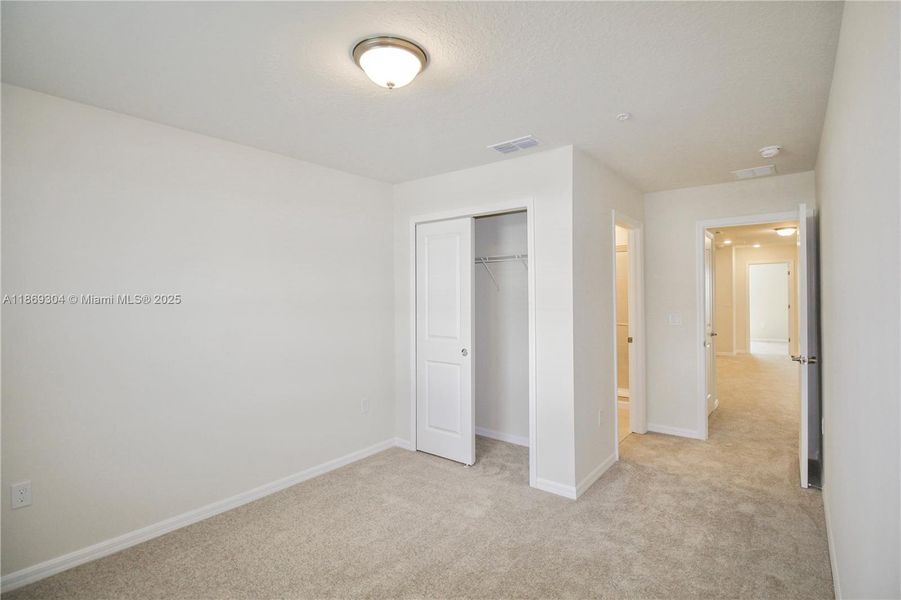 Spacious, unfurnished interior of a new home in , Clermont (Image 31).