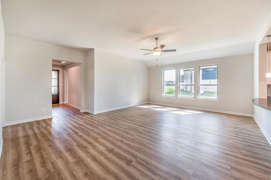 Spacious, unfurnished interior of a new home in Deer Pines, Conroe (Image 15).