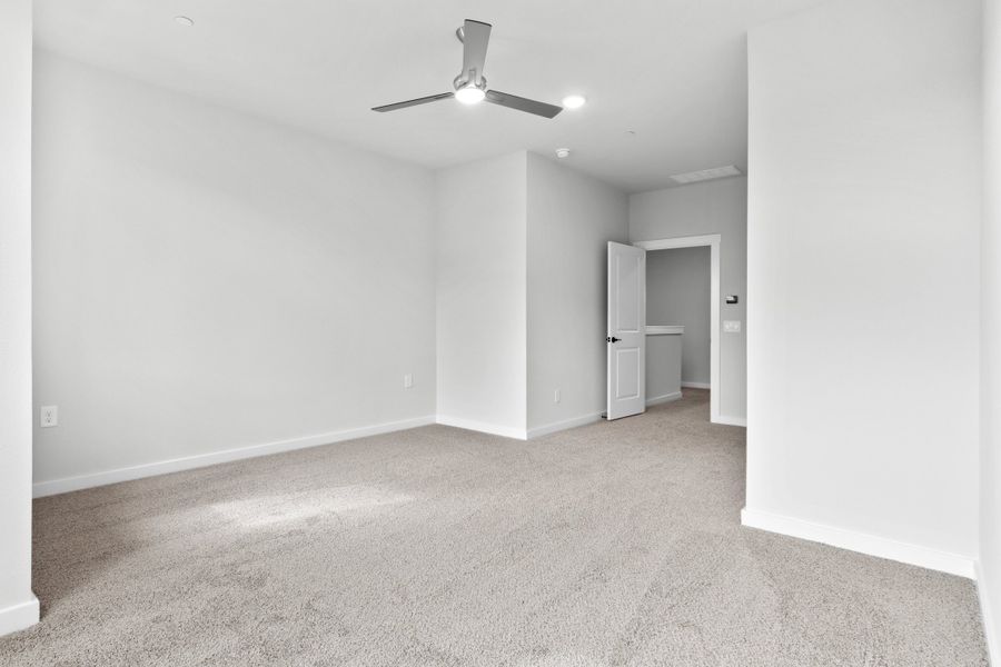Spacious, unfurnished interior of a new home in Ten Mile Creek, Celina (Image 39).