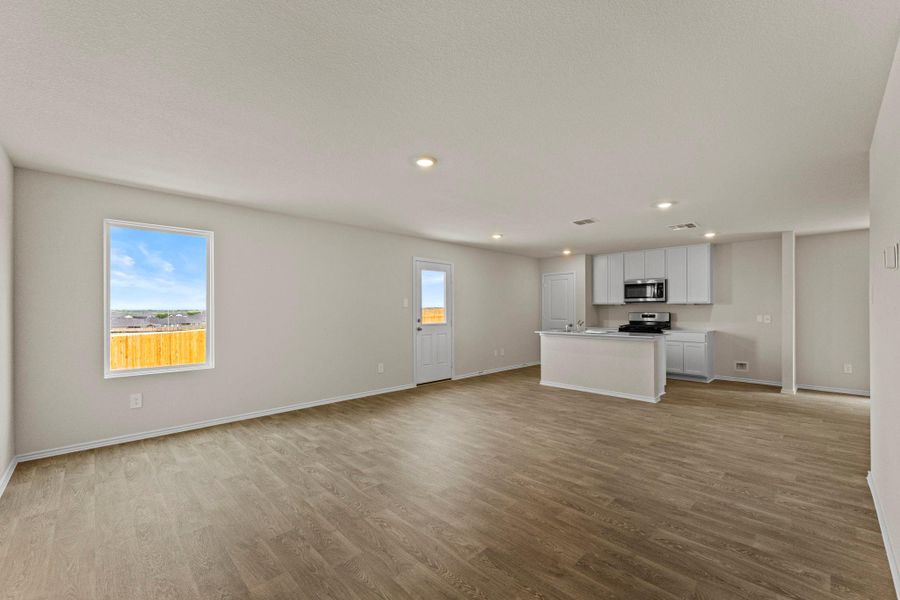 Spacious, unfurnished interior of a new home in Avenida, Converse (Image 27).