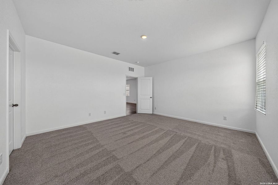 Spacious, unfurnished interior of a new home in Hennersby Hollow, San Antonio (Image 15).