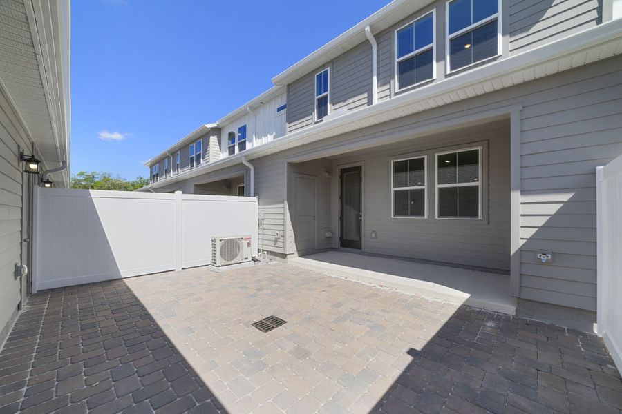 Exterior details and patio area of a home in Aulin Square, Oviedo (Image 4).
