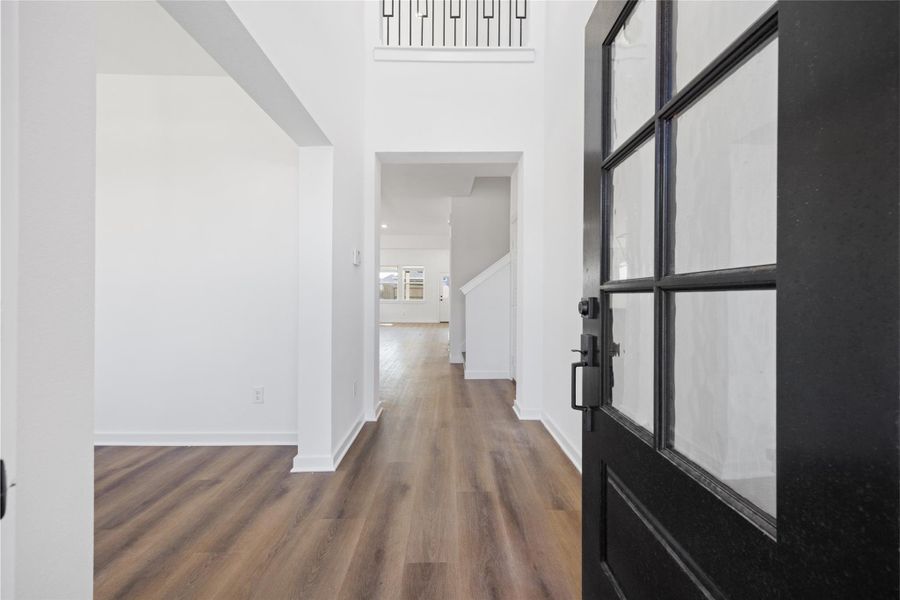 Spacious, unfurnished interior of a new home in Ashland, Angleton (Image 7).