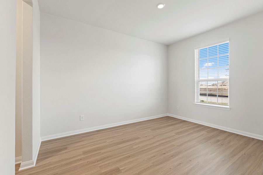 Spacious, unfurnished interior of a new home in Canterra Creek, Iowa Colony (Image 9).