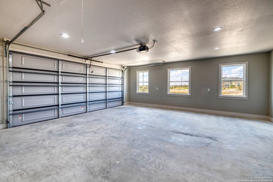 Spacious, unfurnished interior of a new home in , Uvalde (Image 17).