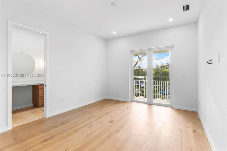 Spacious, unfurnished interior of a new home in , Miami (Image 21).