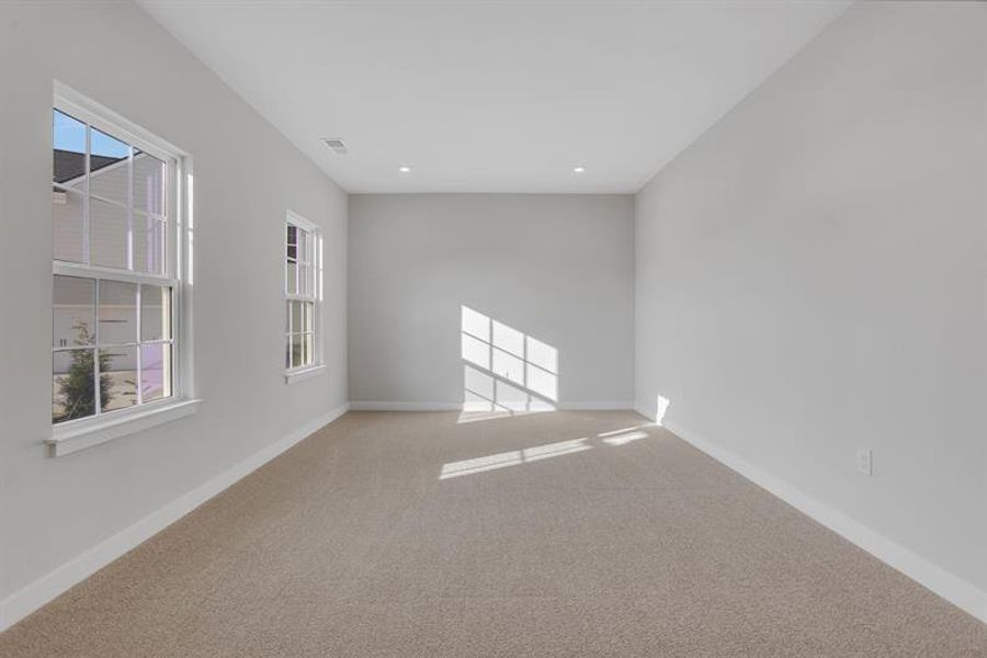 Spacious, unfurnished interior of a new home in Edinburgh, Locust Grove (Image 35).