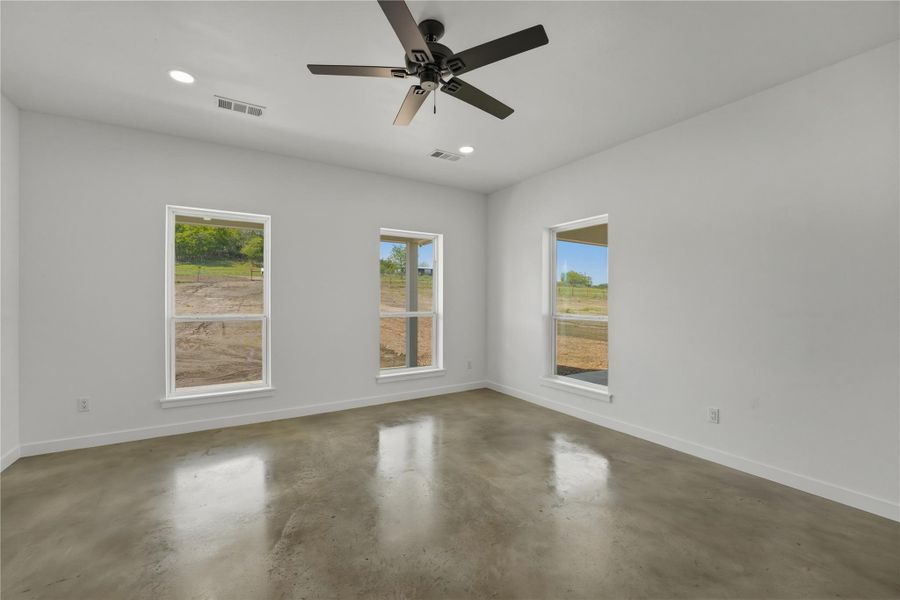 Spacious, unfurnished interior of a new home in , La Grange (Image 11).