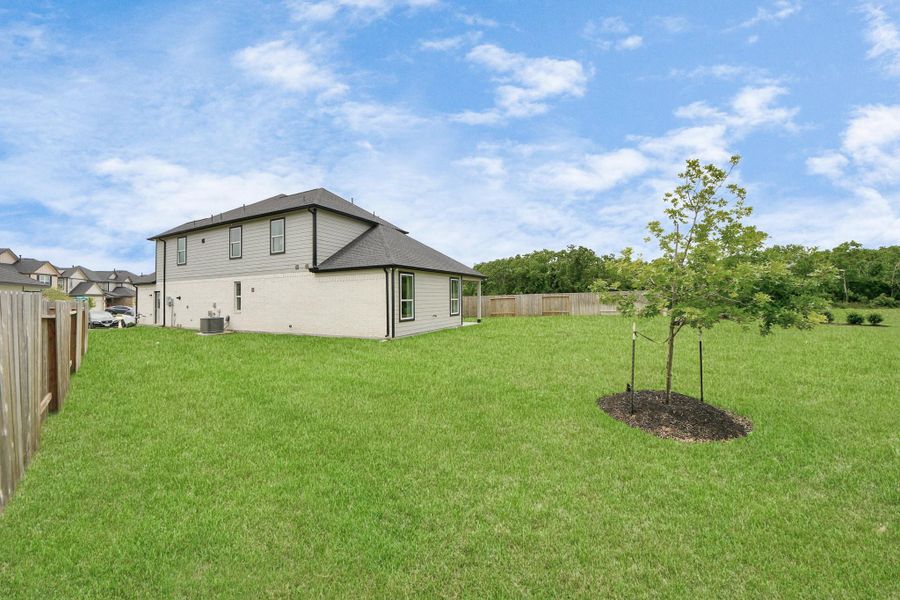Discover the charm of this spacious backyard featuring a delightful covered patio. Discover the charm of this spacious backyard featuring a delightful covered patio.