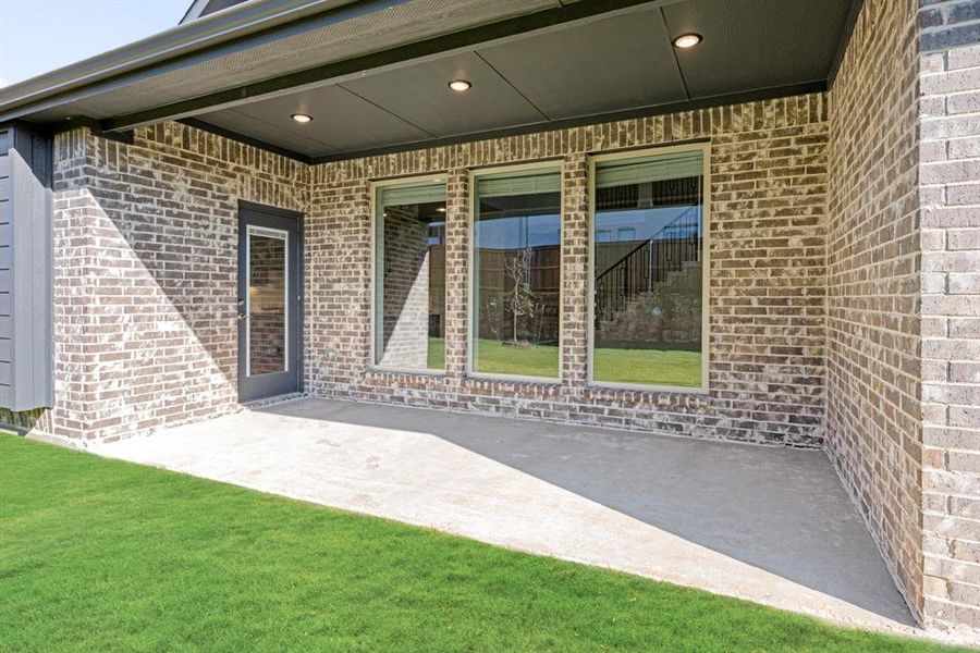 Exterior details and patio area of a home in Rockwood 90, Mansfield (Image 4).