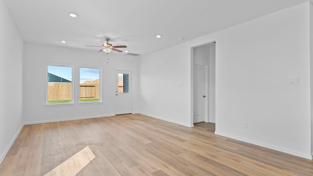Spacious, unfurnished interior of a new home in Tamarron, Fulshear (Image 19).