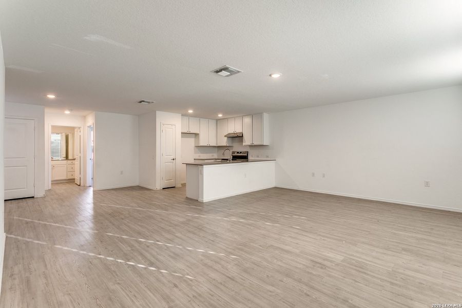 Spacious, unfurnished interior of a new home in Mission del Lago, San Antonio (Image 8). Spacious, unfurnished interior of a new home in Mission del Lago, San Antonio (Image 8).