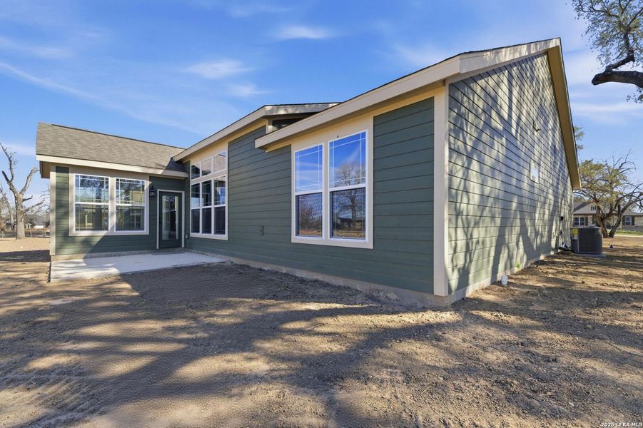 Exterior details and patio area of a home in Lonesome Dove, San Antonio (Image 4).