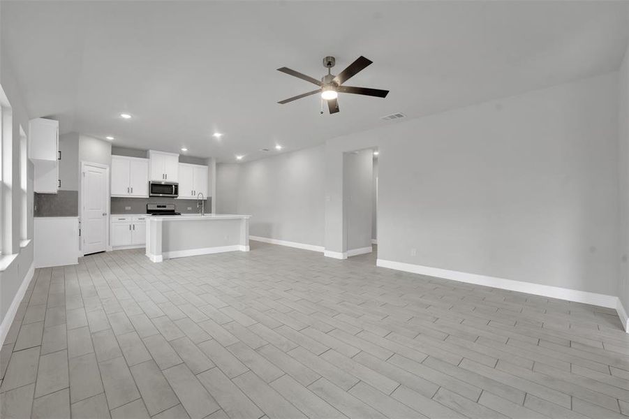 Spacious, unfurnished interior of a new home in , Princeton (Image 12).