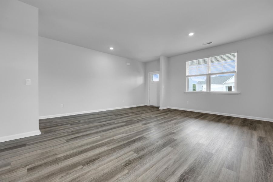 Spacious, unfurnished interior of a new home in Carolina Groves, Moncks Corner (Image 11).