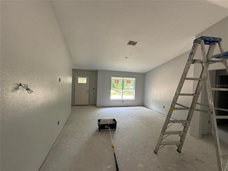 Spacious, unfurnished interior of a new home in , Dunnellon (Image 8).