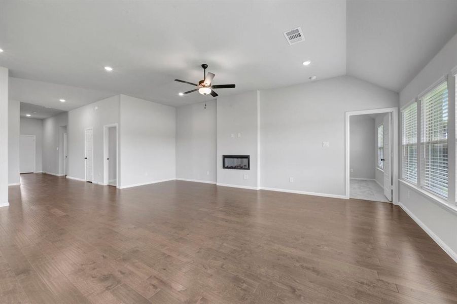 Spacious, unfurnished interior of a new home in Sanderos, Fort Worth (Image 16).