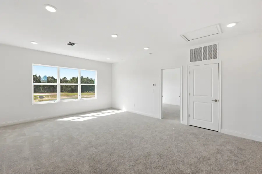 Spacious, unfurnished interior of a new home in Tamarack at Two Rivers, Zephyrhills (Image 16).