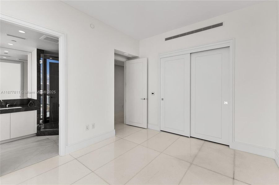 Spacious, unfurnished interior of a new home in , Sunny Isles Beach (Image 25).