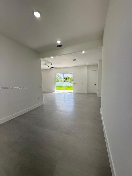 Spacious, unfurnished interior of a new home in , Cape Coral (Image 15).