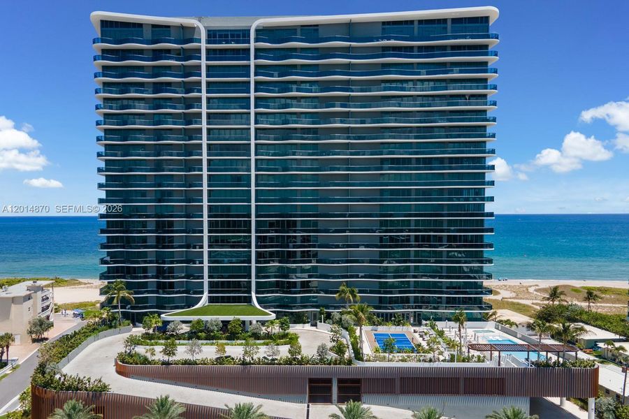 Condo located in Pompano Beach, FL showcasing its design and architecture (Image 25).