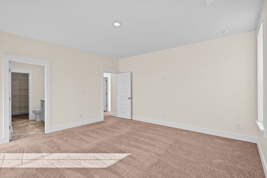 Spacious, unfurnished interior of a new home in Fieldstone, Lexington (Image 32).
