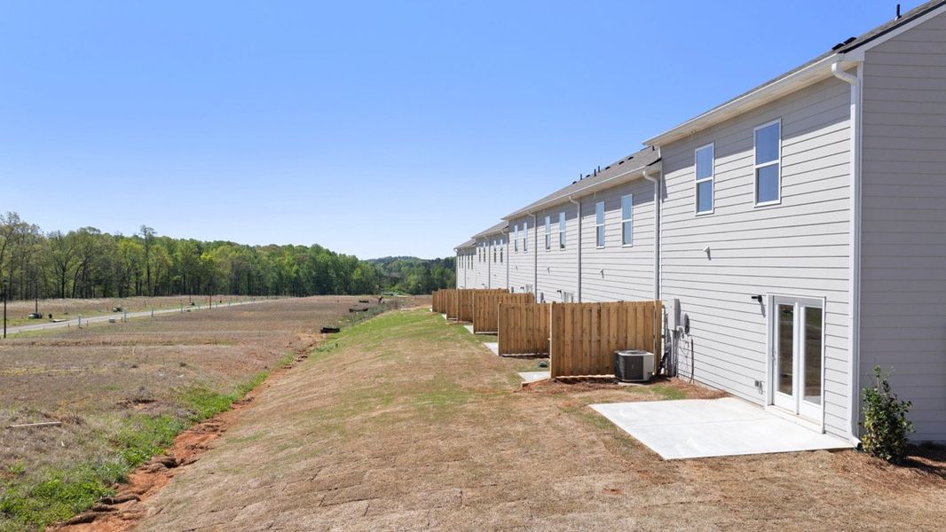 Representative exterior details of a home built from the SUDBURY 24' TOWNHOME by D.R. Horton in Rolling Meadows, Jasper (Image 4).